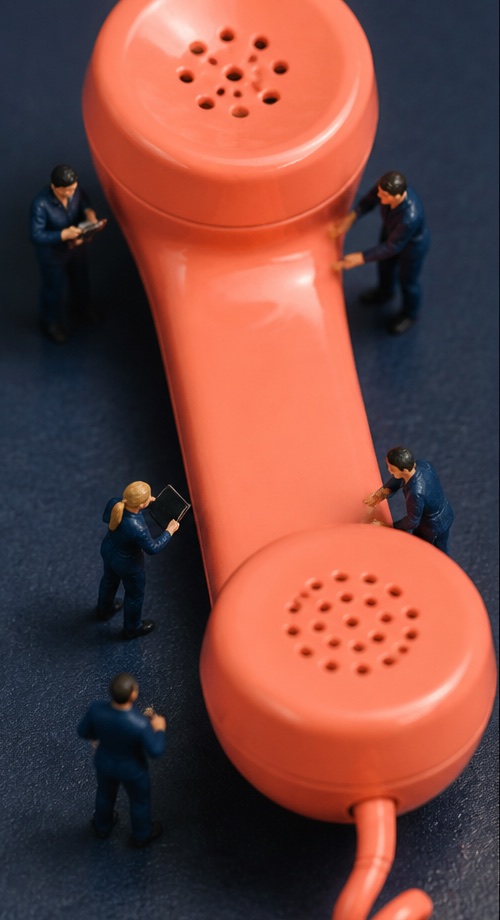 Des personnes miniatures illustrant Automatisation des ventes